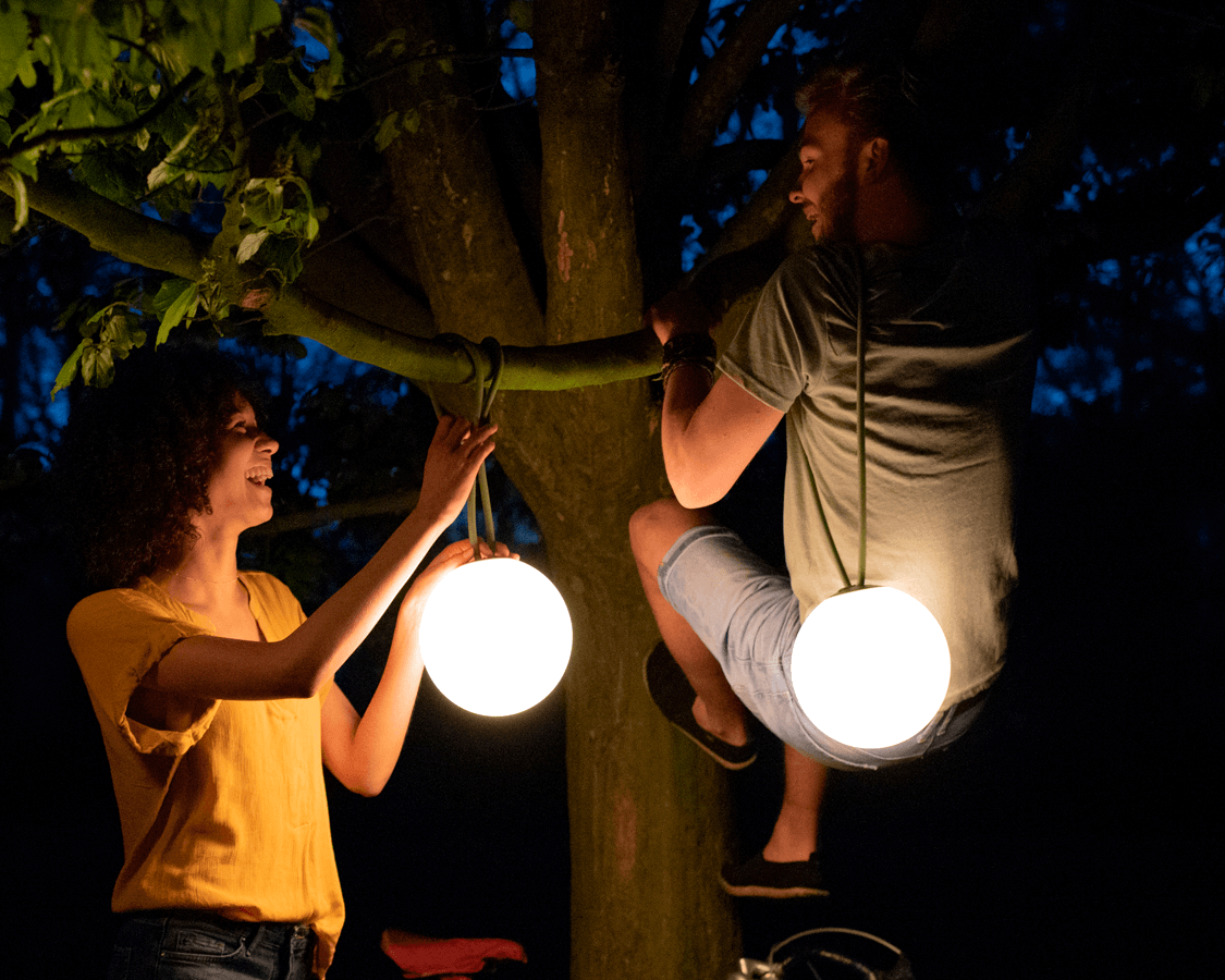 Skab stemning i haven med lamper på grene - find dem hos Lamper.dk